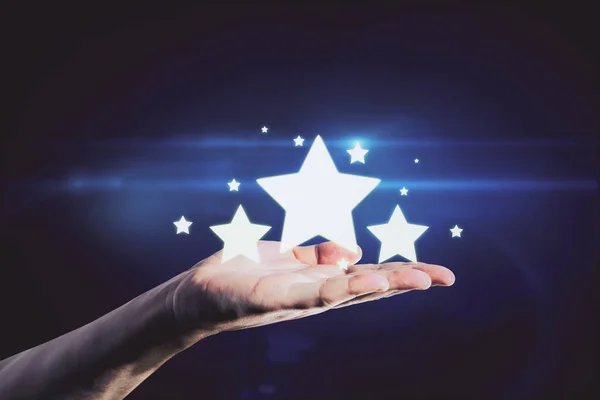Mão Segurando Estrelas Brilhantes Fundo Azul Feedback Cliente Conceito Classificação — Fotografia de Stock