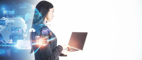 Seitenansicht Einer Jungen Geschäftsfrau Mit Laptop Und Abstraktem Digitalen Hologramm — Stockfoto