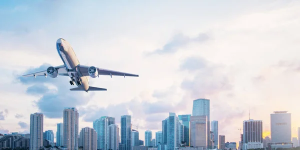 美しい都市のスカイラインと青空の背景に飛行機 モックアップ 航空の概念 — ストック写真