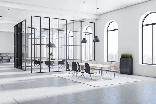 モノクロームスタイルのインテリアと日当たりの良いスタイリッシュなオープンスペースオフィス 大きなアーチ型の窓 光沢のある床に光カーペット 黒の正方形に分割ガラス透明壁に囲まれた会議室 3Dレンダリング — ストック写真