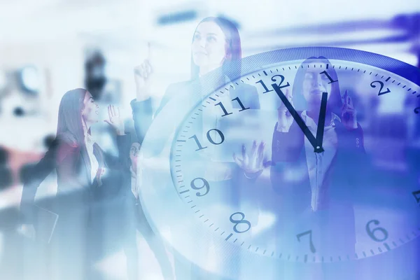 Empresarios Sobre Fondo Borroso Abstracto Con Reloj Gestión Del Tiempo — Foto de Stock
