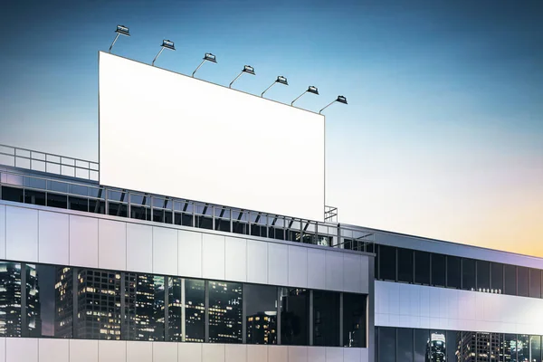 Пустой Белый Рекламный Щит Крыше Бизнес Центра Прожекторами Ночными Городскими — стоковое фото