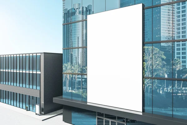 Cartaz Branco Vazio Exterior Edifício Vidro Brilhante Com Reflexos Luz — Fotografia de Stock