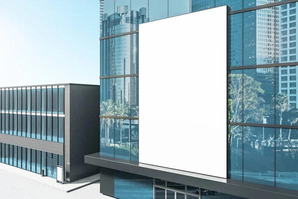 Lege Witte Poster Glanzend Glazen Gebouw Buitenkant Met Reflecties Daglicht — Stockfoto