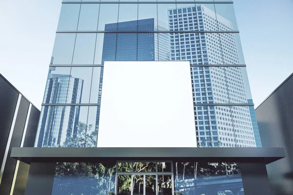 Cartelera Blanca Blanco Exterior Del Edificio Cristal Brillante Con Reflejos —  Fotos de Stock