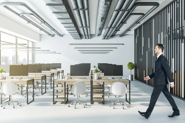 Podnikatel Kráčí Moderním Kooperačním Kancelářském Interiéru Výhledem Město Denním Světlem — Stock fotografie