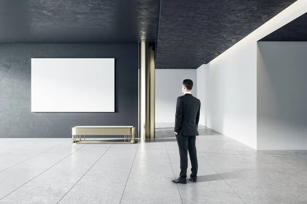 Empresário Galeria Moderna Interior Com Cartaz Vazio Parede Concreto Faz — Fotografia de Stock