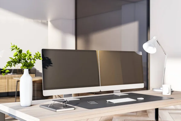 Moderno Interno Dell Ufficio Con Desktop Monitor Computer Neri Vuoti — Foto Stock