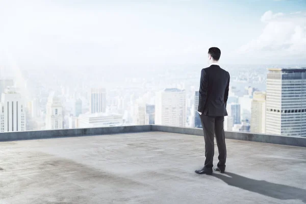 Pensive Νεαρός Επιχειρηματίας Στέκεται Στην Οροφή Του Κτιρίου Όμορφο Φόντο — Φωτογραφία Αρχείου