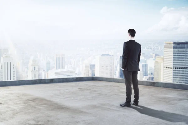 Joven Hombre Negocios Pensativo Pie Construcción Techo Fondo Del Cielo — Foto de Stock