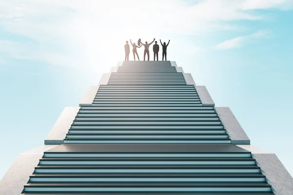 Веселые Бизнесмены Стоящие Вершине Лестницы Ярком Фоне Неба Успех Командная — стоковое фото
