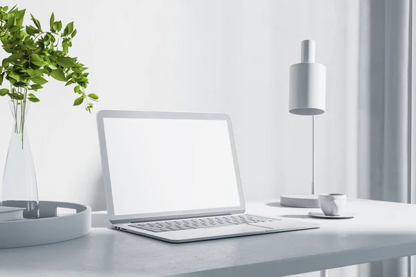 Blank Biały Monitor Laptopa Jasnym Drewnianym Stole Lampą Filiżanką Kawy — Zdjęcie stockowe