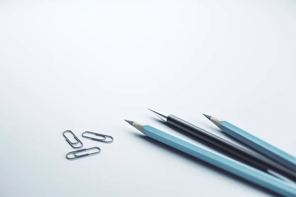 Großaufnahme Von Bleistiften Und Büroklammern Auf Weißem Attrappen Hintergrund Für — Stockfoto