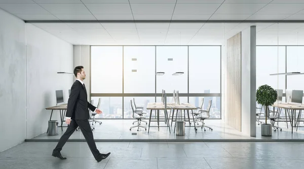 Empresário Caminhando Interior Escritório Trabalho Moderno Com Vista Para Cidade — Fotografia de Stock