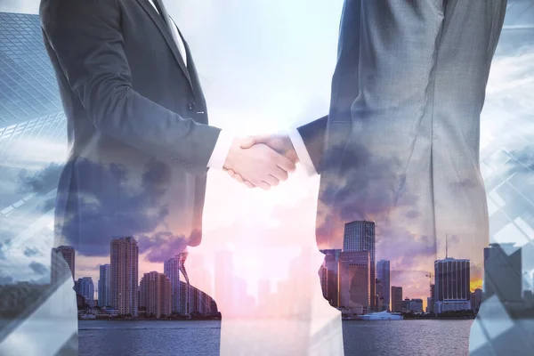 Zwei Geschäftsleute Beim Händeschütteln Vor Abstraktem Hintergrund Der Stadt Teamwork — Stockfoto