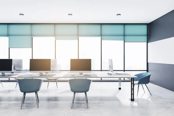 Heller Konferenzraum Aus Beton Und Glas Mit Leeren Computermonitoren Möbeln — Stockfoto