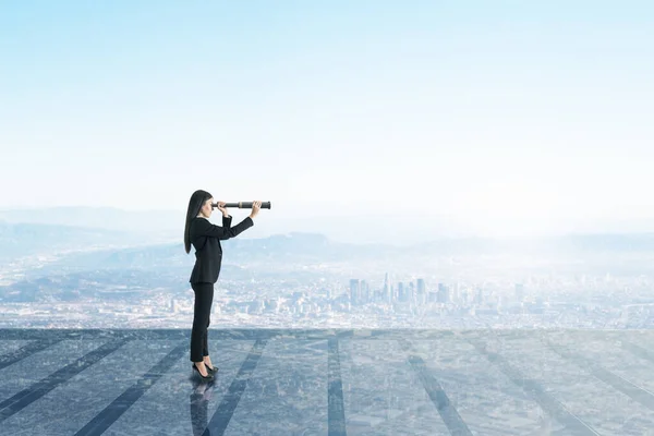 Camdan Balkondaki Kadını Teleskopla Şehre Bakıyor Sahte Bir Yer Başarı — Stok fotoğraf