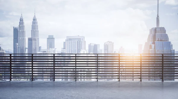 Varanda Concreto Com Vista Para Cidade Brilhante Luz Solar Local — Fotografia de Stock