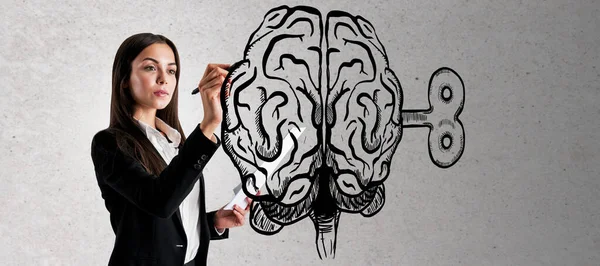 Νεαρή Επιχειρηματίας Σχεδιάζει Δημιουργικό Σκίτσο Εγκεφάλου Μηχανισμό Εκκαθάρισης Φόντο Τσιμεντένιου — Φωτογραφία Αρχείου