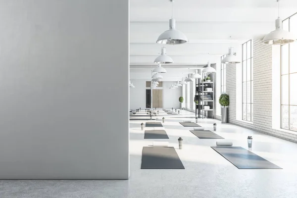 Moderno Luminoso Bianco Yoga Studio Palestra Interna Con Muro Mattoni — Foto Stock