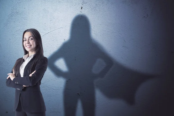 Atractiva Joven Empresaria Europea Con Brazos Cruzados Pie Sobre Fondo —  Fotos de Stock