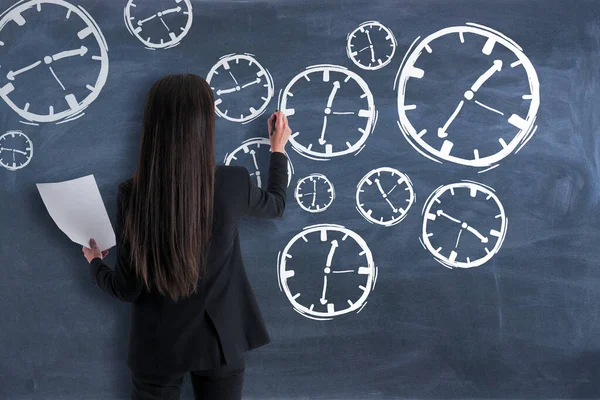 Vista Trasera Joven Empresaria Dibujando Boceto Del Reloj Fondo Pared — Foto de Stock