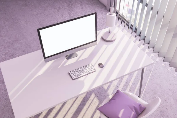 Boş Beyaz Bilgisayar Ekranı Diğer Eşyalarla Birlikte Pembe Ofis Işyerinin — Stok fotoğraf