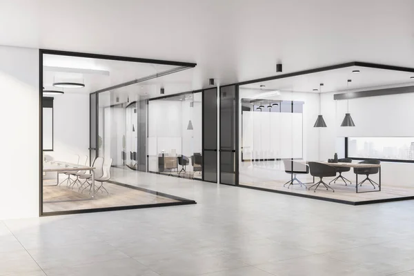 Moderne Glazen Vergaderzaal Met Meubilair Apparatuur Lege Presentatieposters Raam Met — Stockfoto