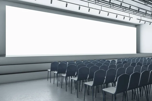 Auditorium Abu Abu Luas Dengan Tempat Duduk Dan Layar Kosong — Stok Foto