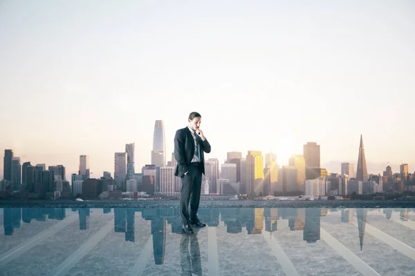 Hombre Negocios Balcón Cristal Mirando Distancia Ciudad Con Simulacro Lugar —  Fotos de Stock