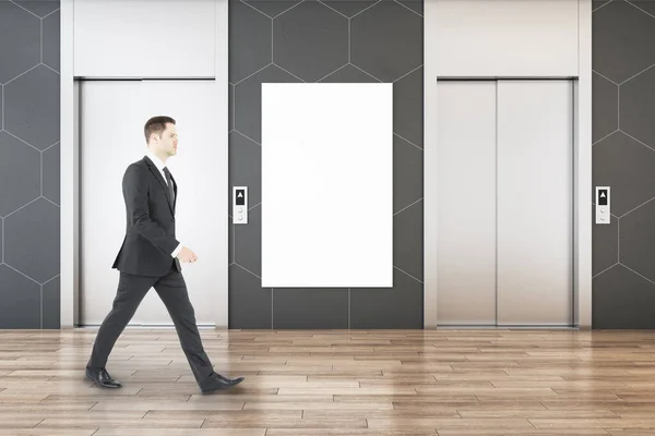 Pebisnis Berjalan Interior Lobi Kantor Modern Dengan Lift Baja Spanduk — Stok Foto