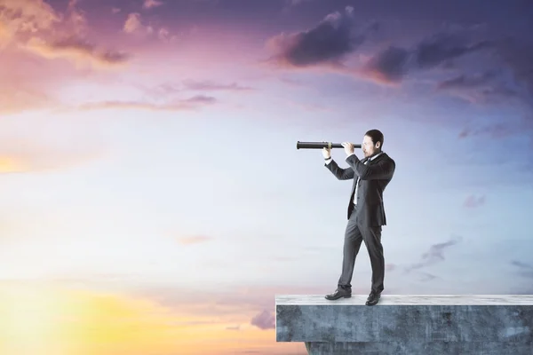 Uomo Affari Con Telescopio Bordo Concreto Astratto Che Guarda Lontananza — Foto Stock