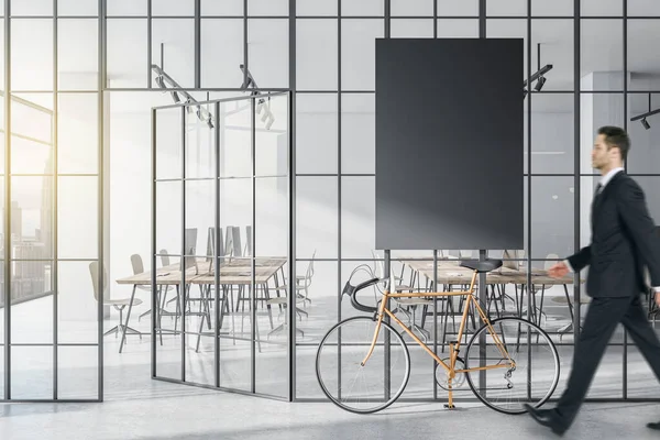 Affärsman Promenader Modernt Glas Partition Och Cykel Elegant Coworking Kontor — Stockfoto