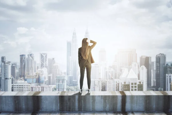 Πίσω Όψη Της Νεαρής Επιχειρηματία Στέκεται Τσιμεντένια Άκρη Του Κτιρίου — Φωτογραφία Αρχείου