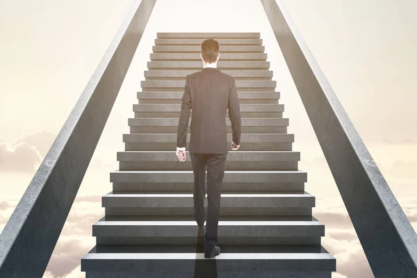 若いビジネスマンのコンクリート階段を登るバックビュー 成功とキャリア成長の概念 — ストック写真