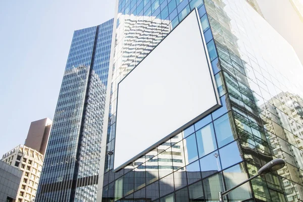 Cartelera Blanca Vacía Edificio Cristal Ciudad Con Cielo Brillante Luz —  Fotos de Stock