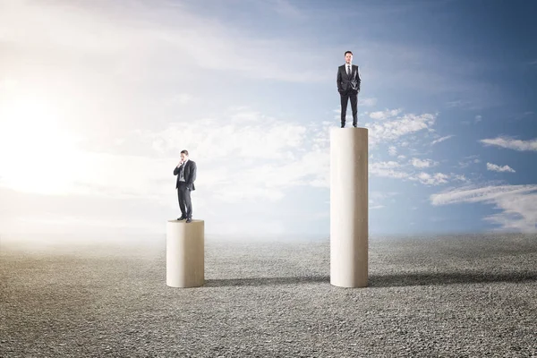 Dois Homens Negócios Sobre Pilares Abstratos Fundo Céu Trabalho Equipe — Fotografia de Stock