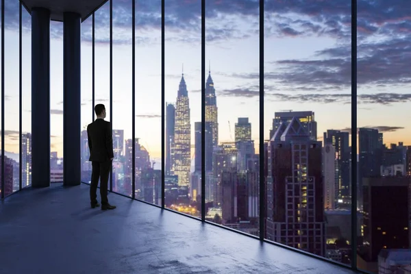 Hombre Negocios Oficina Vacía Mirando Por Ventana Panorámica Con Vistas — Foto de Stock