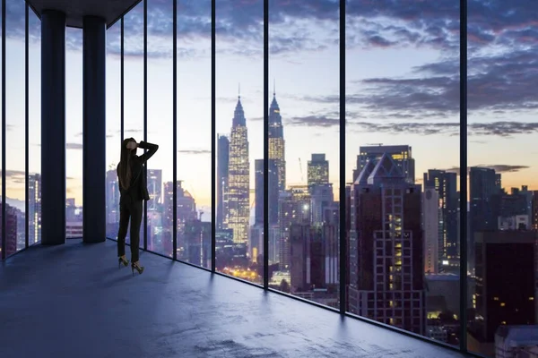 Bizneswoman Pustym Biurze Patrzy Przez Okno Panoramiczne Jasnym Widokiem Centrum — Zdjęcie stockowe
