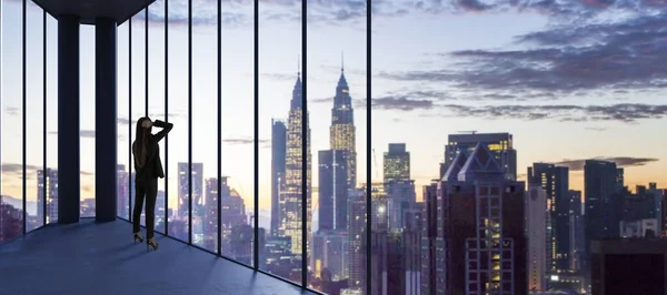 Kobieta Garniturze Stoi Pustym Biurze Patrząc Przez Okno Panoramiczne Jasnym — Zdjęcie stockowe
