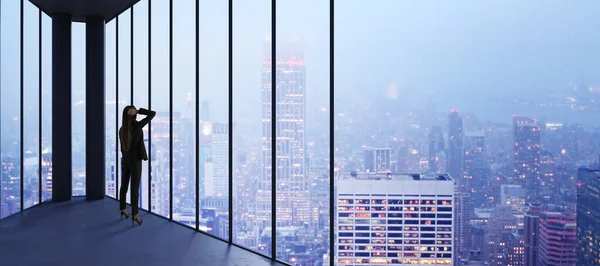 Bizneswoman Pustym Biurze Patrząc Przez Okno Panoramiczne Jasnym Centrum Miasta — Zdjęcie stockowe