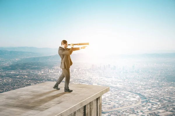 Uomo Affari Con Telescopio Sul Tetto Cemento Astratto Guardando Skyline — Foto Stock