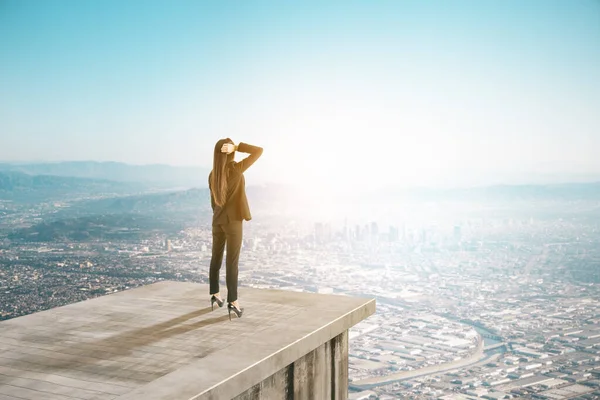 Geschäftsfrau Auf Einem Abstrakten Betondach Mit Blick Auf Die Skyline — Stockfoto