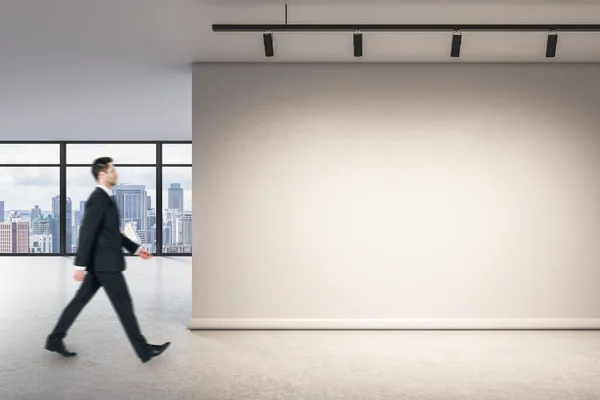 Geschäftsmann Fuß Modernem Bürointerieur Mit Leerer Wand Attrappe Und Fenster — Stockfoto