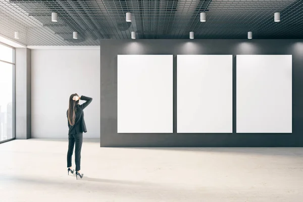 Atrakcyjne Przemyślane Młode Europejskie Bizneswoman Patrząc Puste Białe Plakaty Makiet — Zdjęcie stockowe