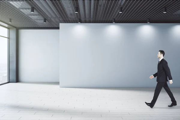Guapo Empresario Europeo Joven Reflexivo Caminando Interior Hormigón Con Lugar — Foto de Stock