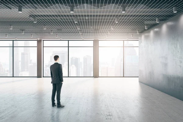 Attrayant Réfléchi Jeune Homme Affaires Européen Debout Intérieur Vide Avec — Photo