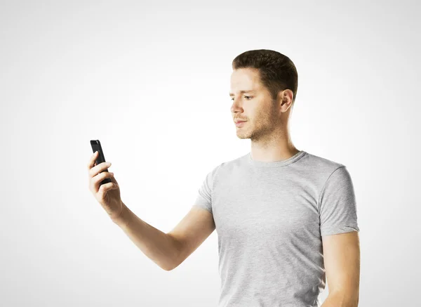 Mężczyzna patrząc na telefon komórkowy — Zdjęcie stockowe