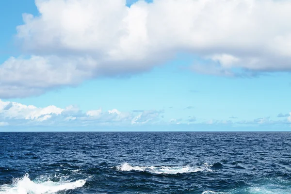 Océano y nubes blancas — Foto de Stock