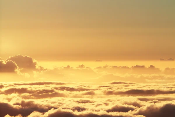 Gul himmel med moln — Stockfoto